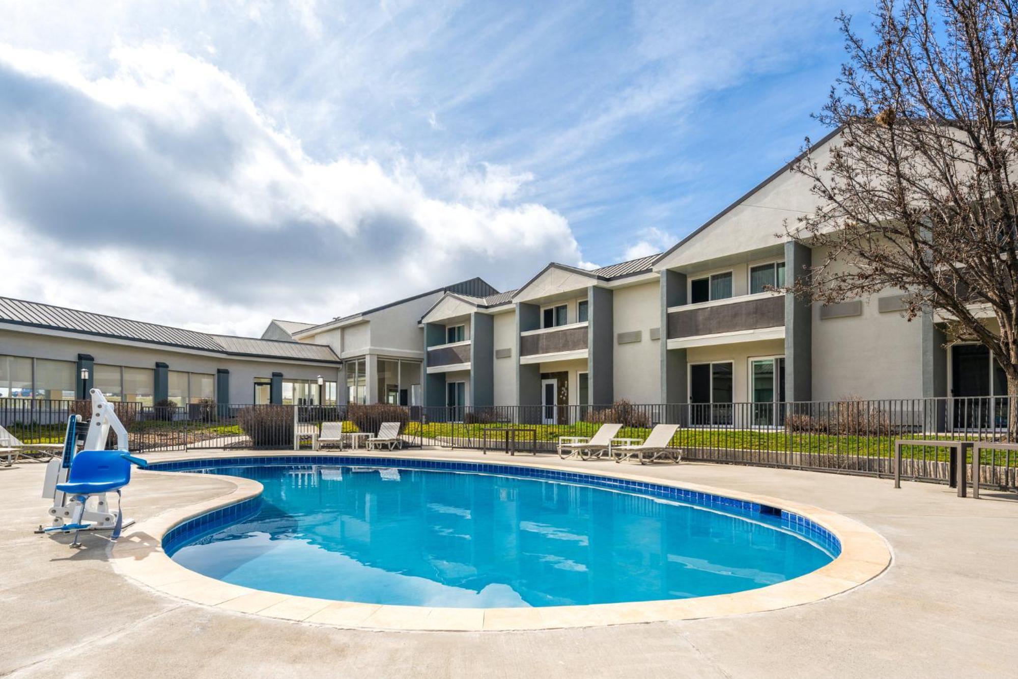 Holiday Inn Ontario By Ihg Exterior photo