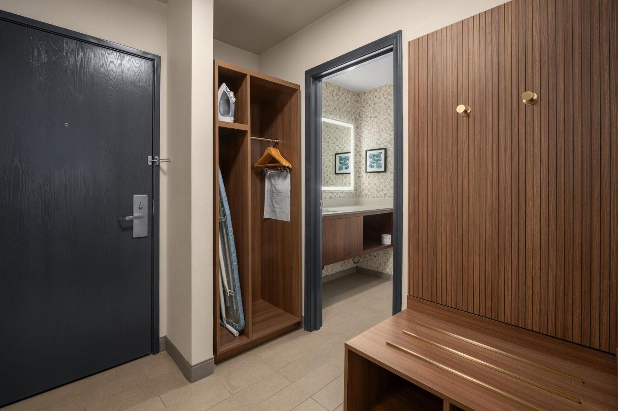 Holiday Inn Ontario By Ihg Exterior photo