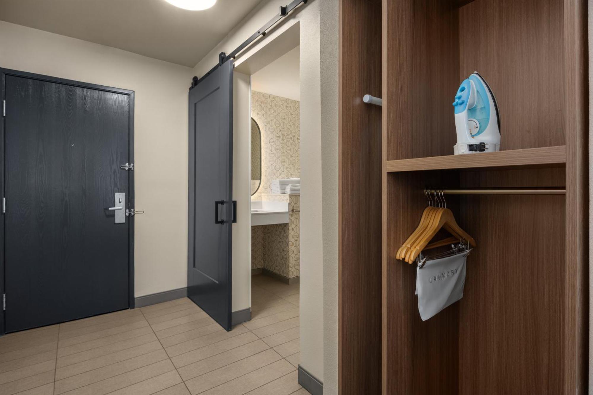 Holiday Inn Ontario By Ihg Exterior photo